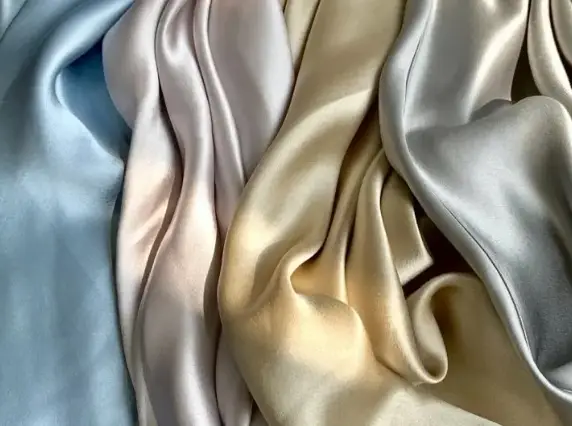 Kaj točno je acetatna tkanina, ki osvaja internet?